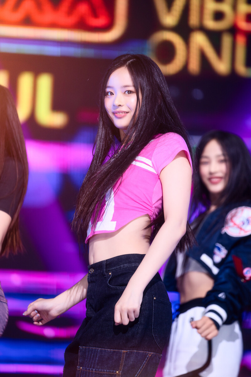 220807 NewJeans Hanni 'Attention' at Inkigayo documents 5