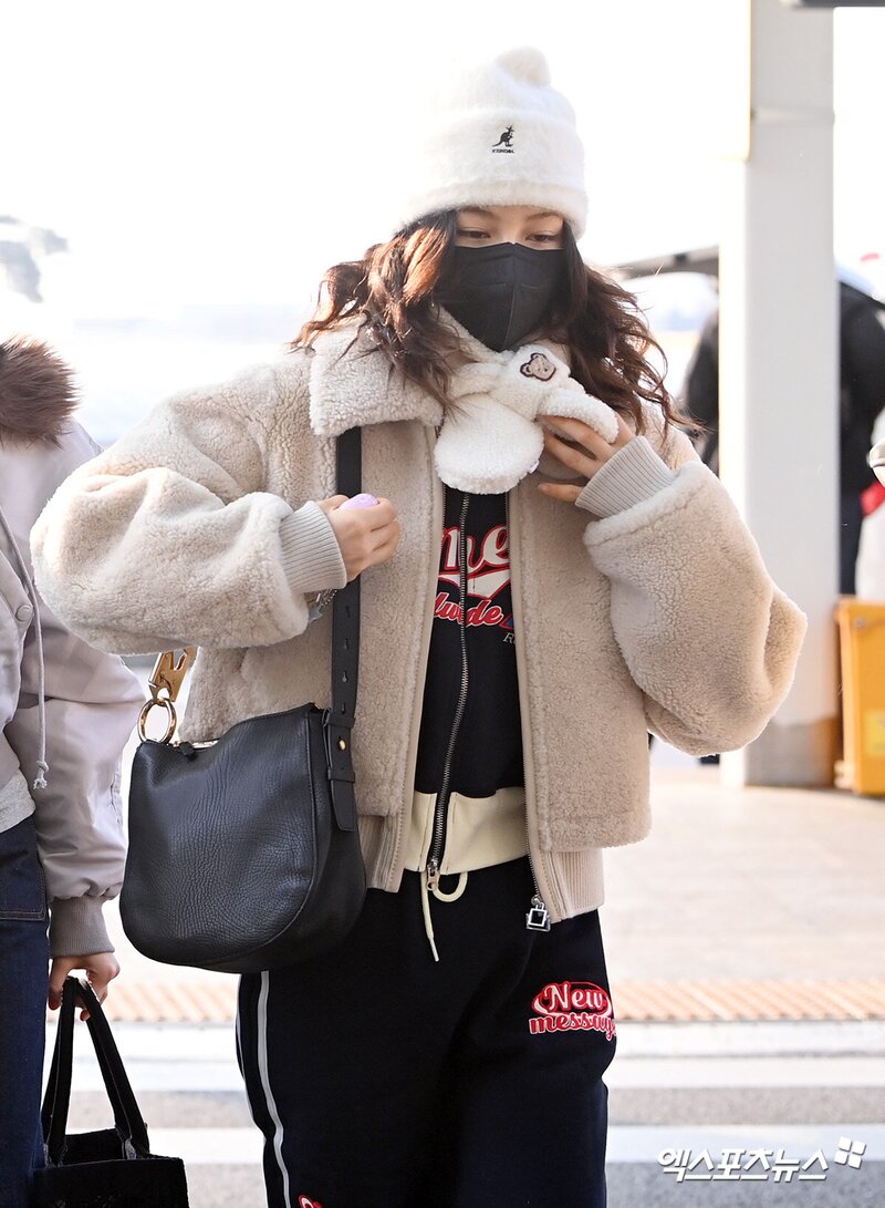 231228 NewJeans Danielle at Incheon International Airport documents 7