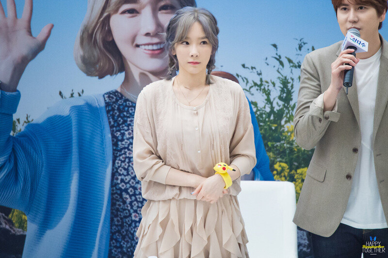 160923 Girls' Generation Taeyeon & Super Junior Kyuhyun at COEX 'Samdasoo' Fansign documents 26