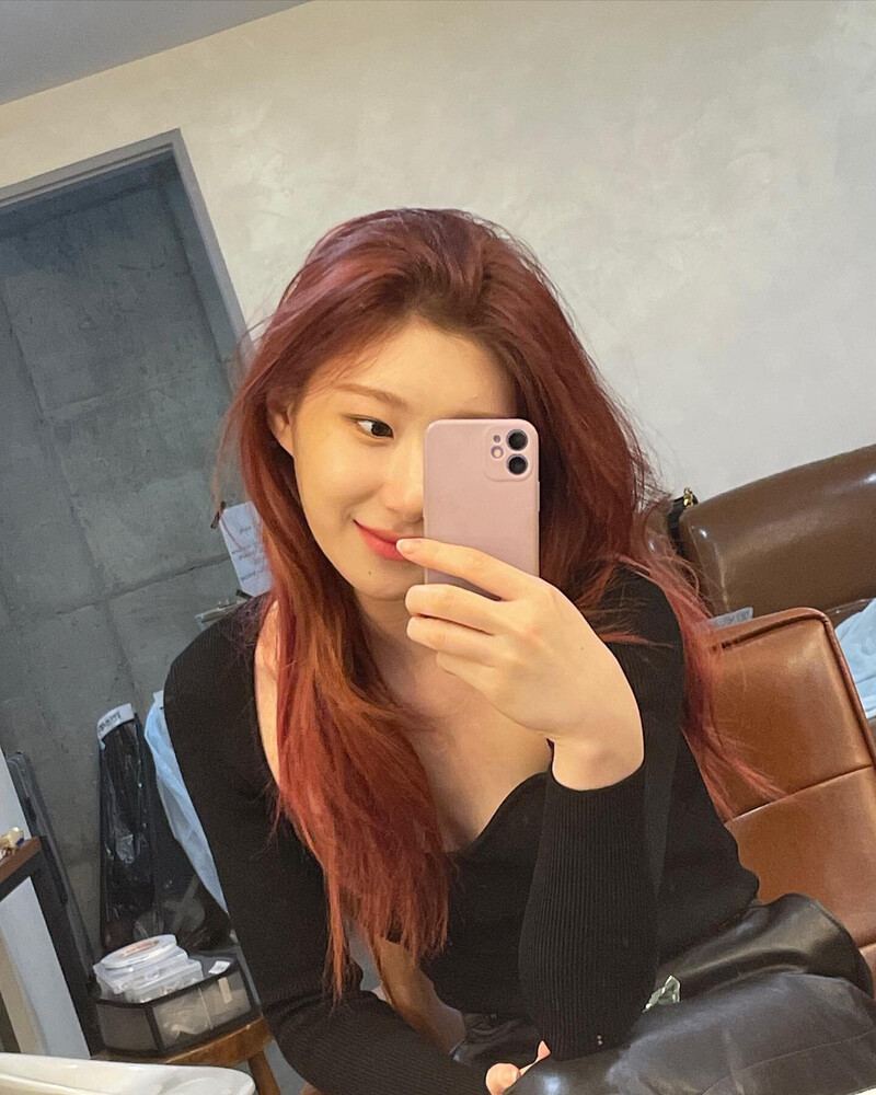 220305 ITZY Instagram Update - Chaeryeong documents 2