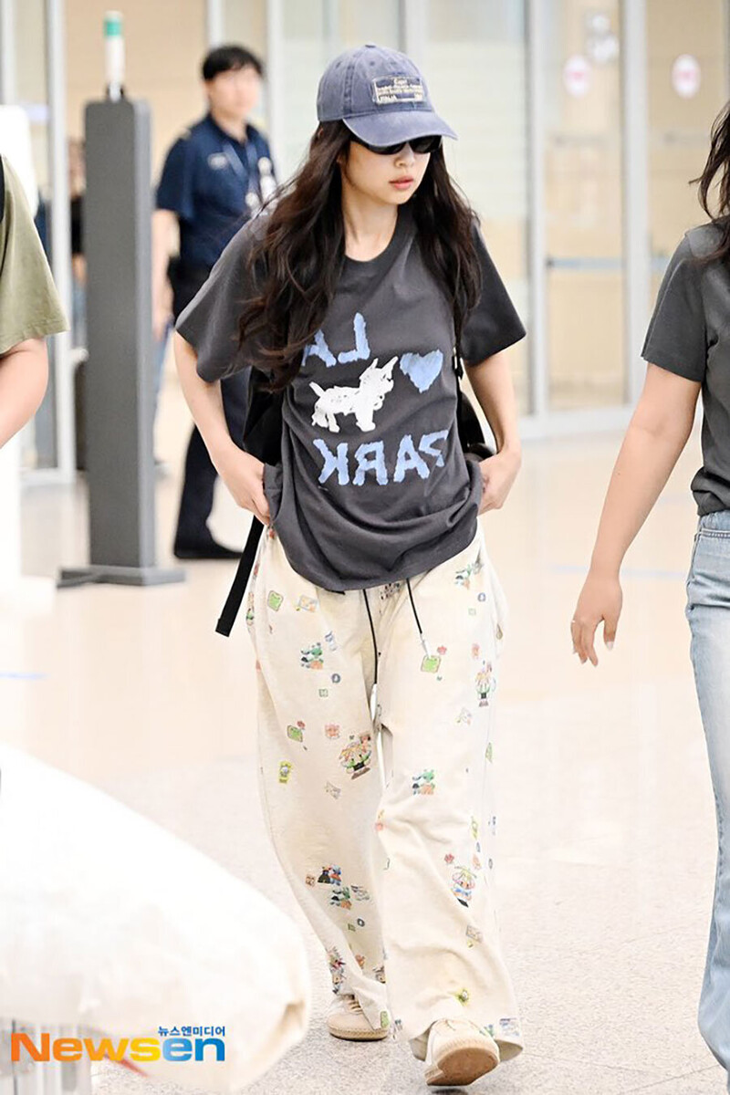 240616 Jennie at Incheon International Airport documents 4