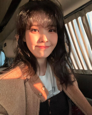 220304 IU Instagram Update