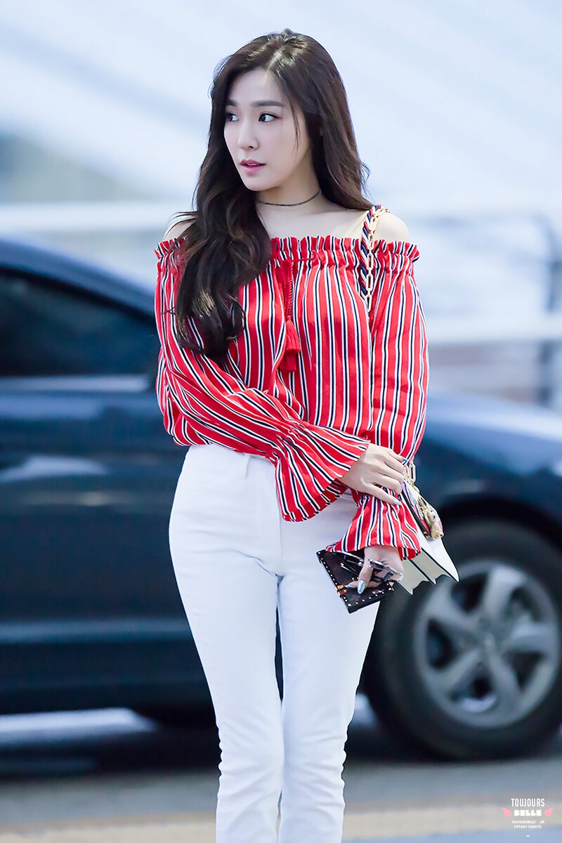 170421 Girls' Generation Tiffany at Incheon Airport documents 2