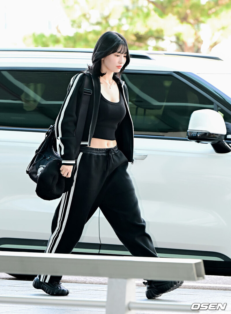 230918 TWICE Momo at Incheon International Airport documents 7