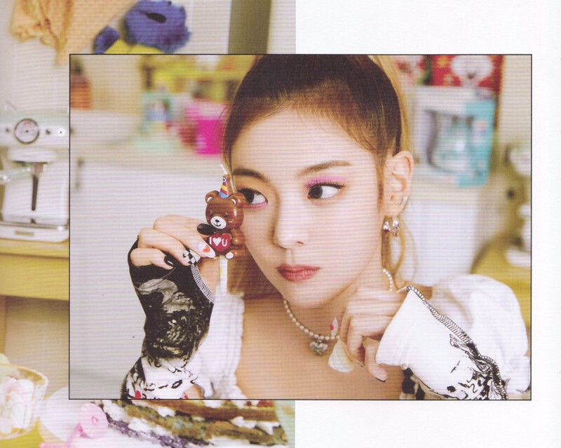 ITZY 'Crazy In Love' Album Scans documents 1