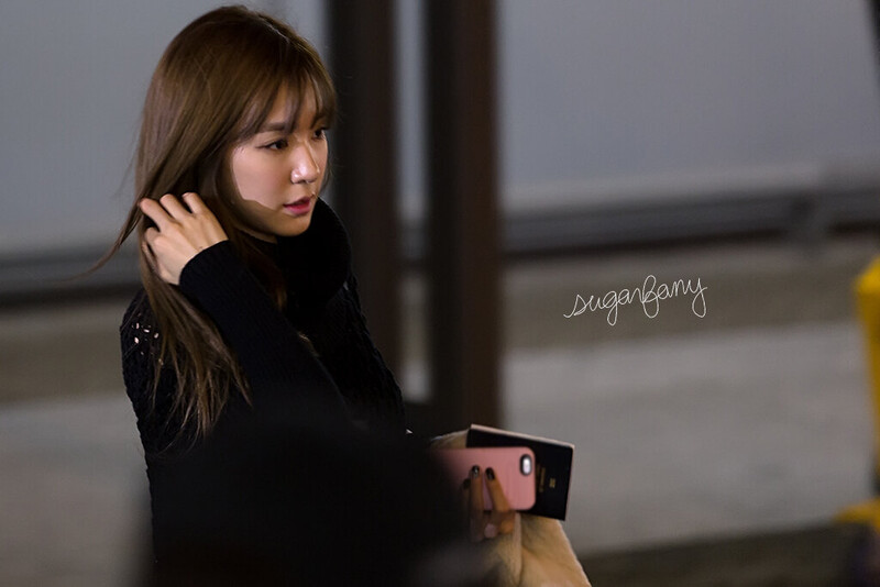 141202 Girls' Generation Tiffany at Hong Kong Airport documents 1