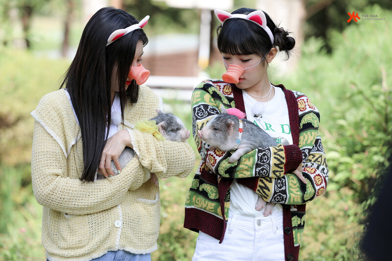 211013 Yuehua Naver Post - Yena & Eunbi - Animal Detective Behind documents 17