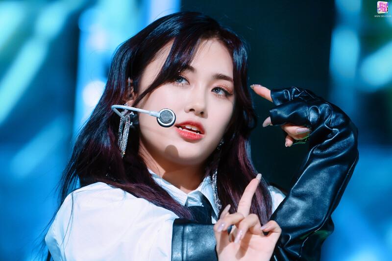 211212 EVERGLOW Aisha - "Pirate" at Inkigayo documents 6