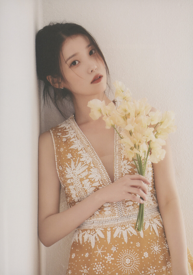 IU - Media Art Exhibition 'Moment' (Scans) | kpopping