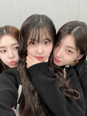 240319 tripleS Weibo Update - SoHyun, Nien & Kotone