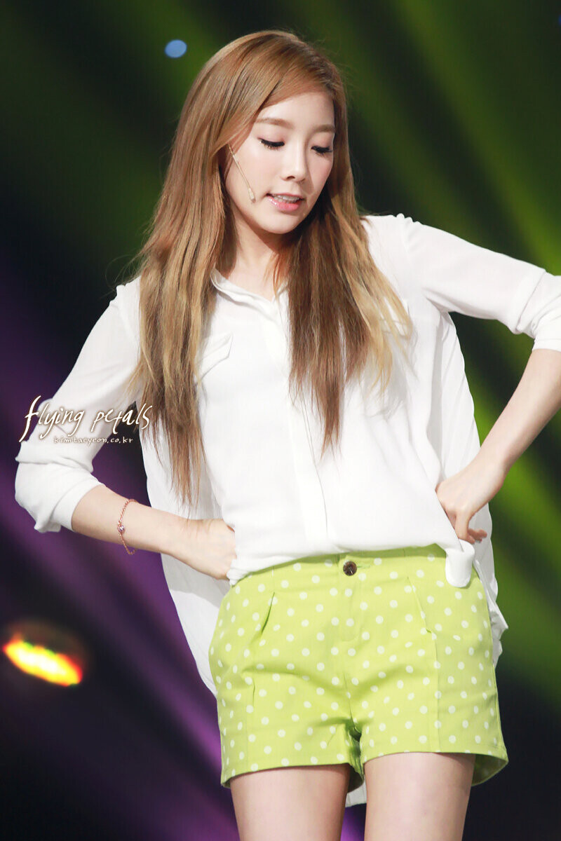 120509 Girls' Generation Taeyeon at Gag Concert documents 4