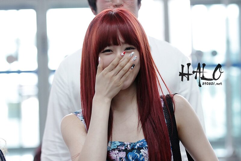 120519 Girls' Generation Tiffany at Incheon Airport documents 4