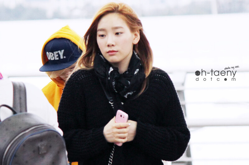 130408 Girls' Generation Taeyeon at Incheon Airport documents 2