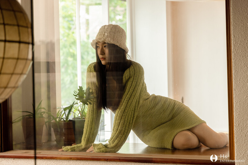 210812 H& Ent. Naver Post - Krystal's Big Issue Photoshoot Behind documents 14