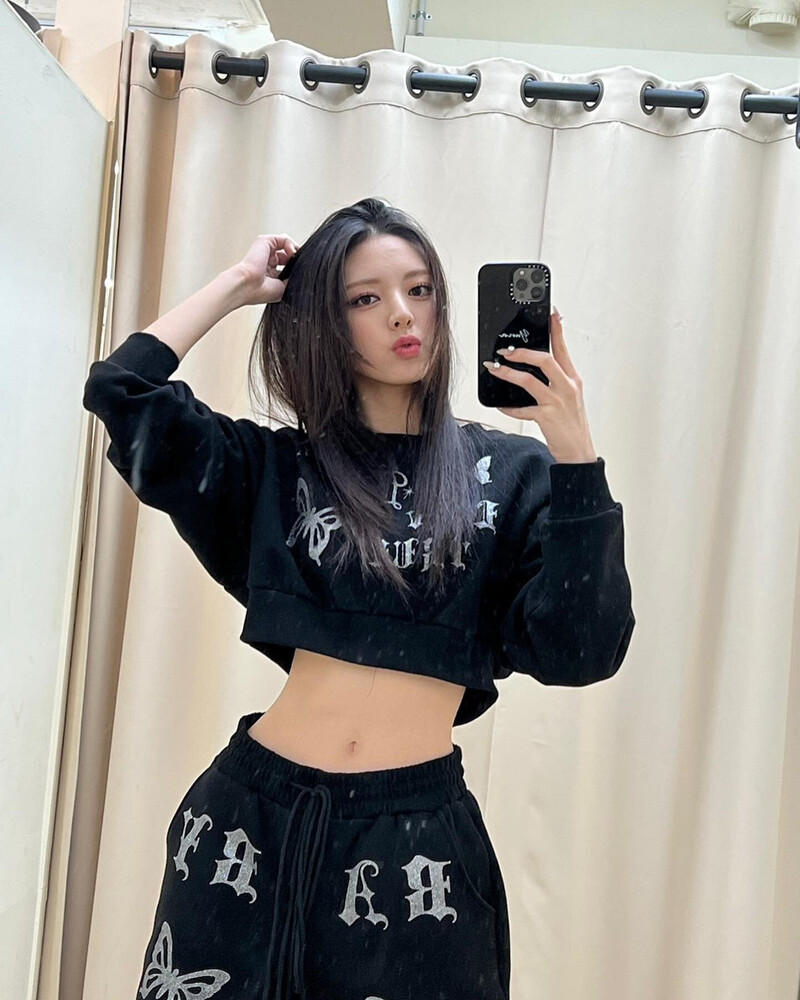 220103 ITZY Instagram Update - Yuna documents 1