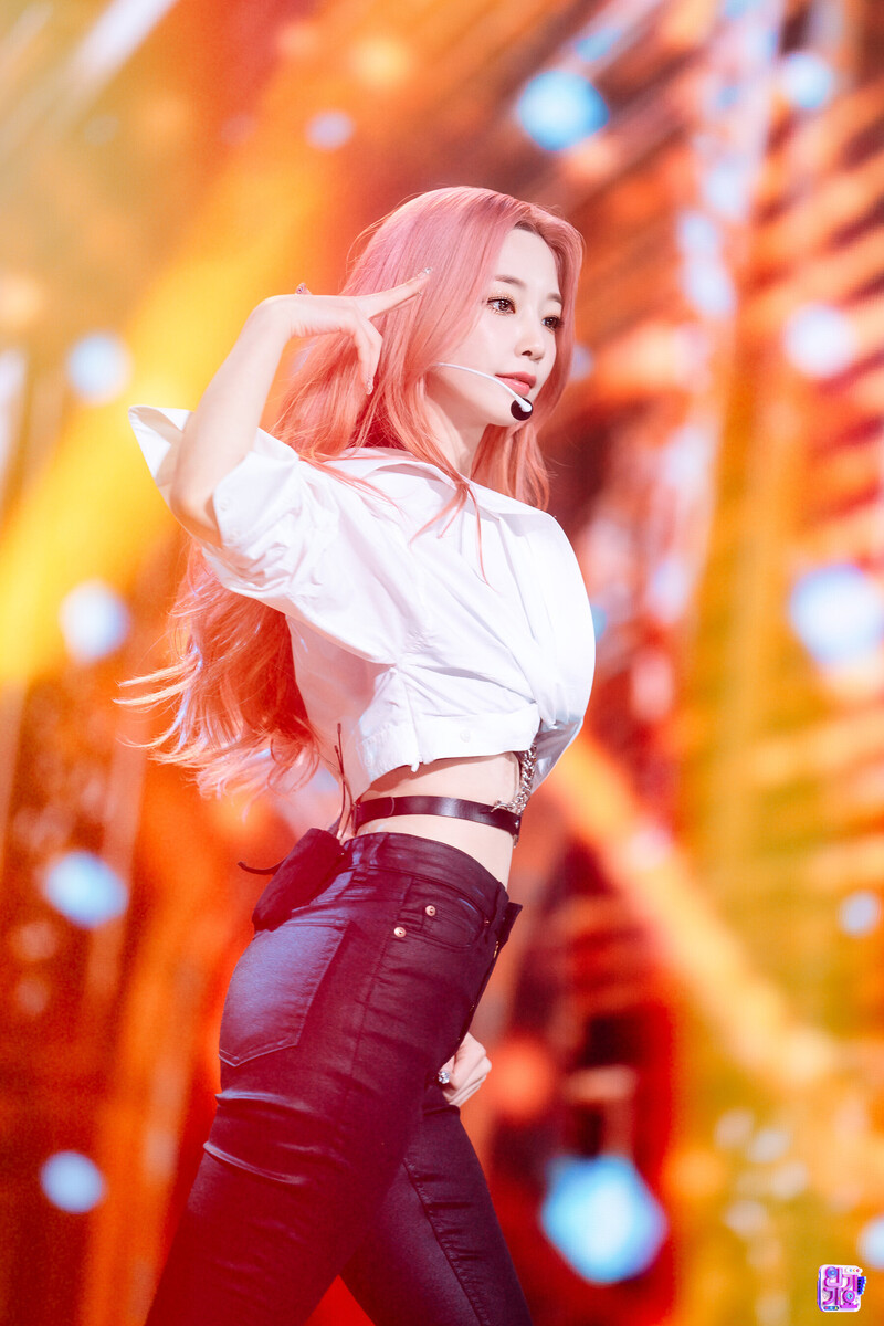 220306 Rocket Punch Yeonhee at Inkigayo documents 13