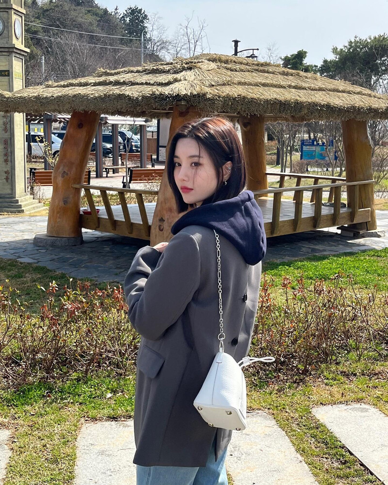 220530 Kwon Eunbi Instagram Update - Eunbi and Hyewon documents 2