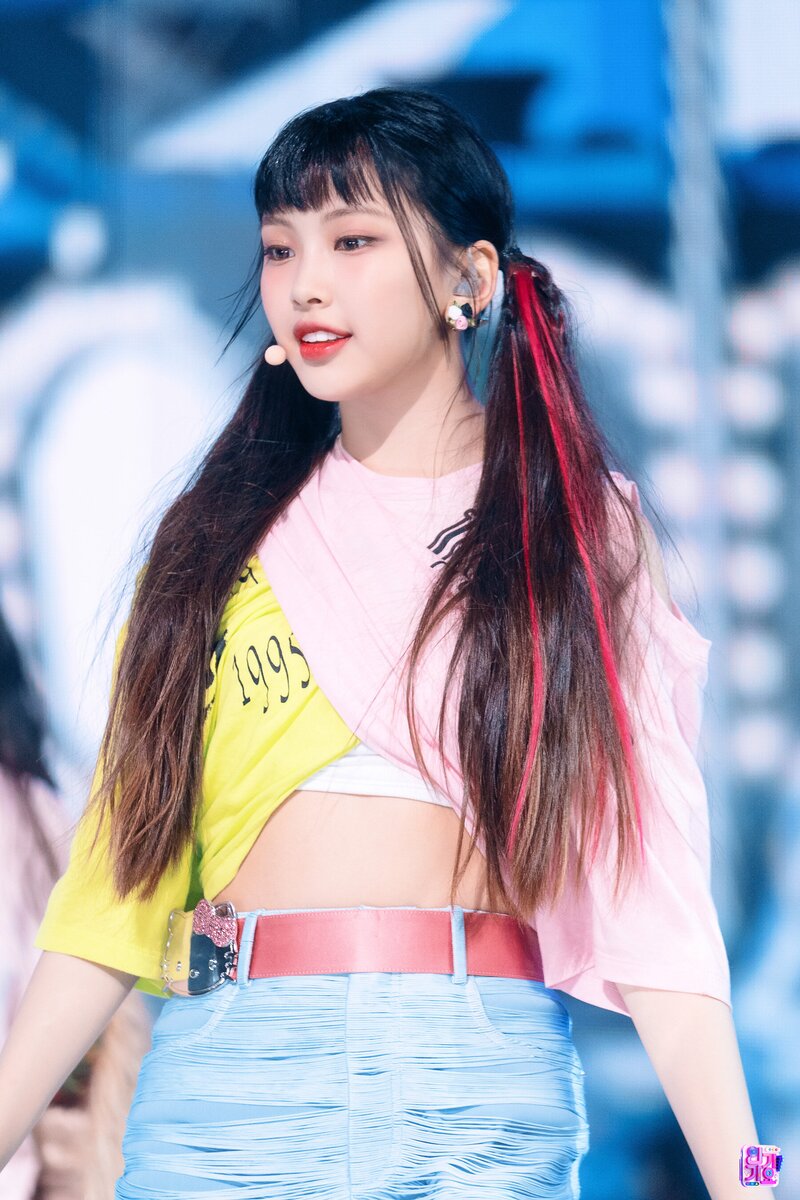 220821 NewJeans Hyein - 'Attention' at Inkigayo documents 14