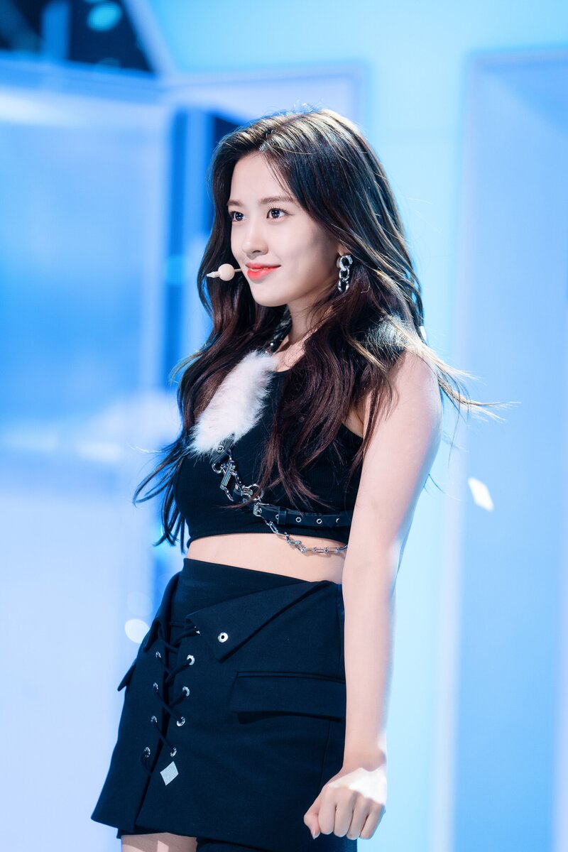 220828 IVE Yujin - 'After Like' at Inkigayo documents 27