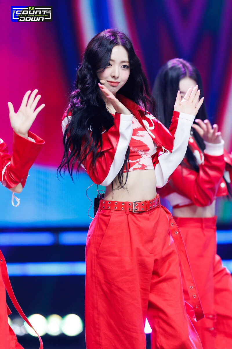 230810 ITZY Yuna - 'CAKE' at M COUNTDOWN documents 3