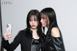 241210 STAYC Seeun & Yoon - Singles Photo Behind Sketch