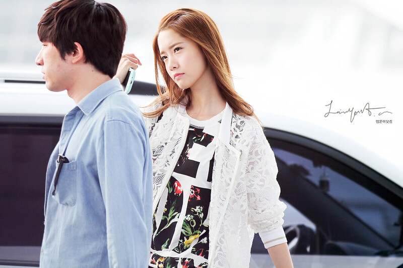 130526 Girls' Generation YoonA at Incheon Airport documents 4