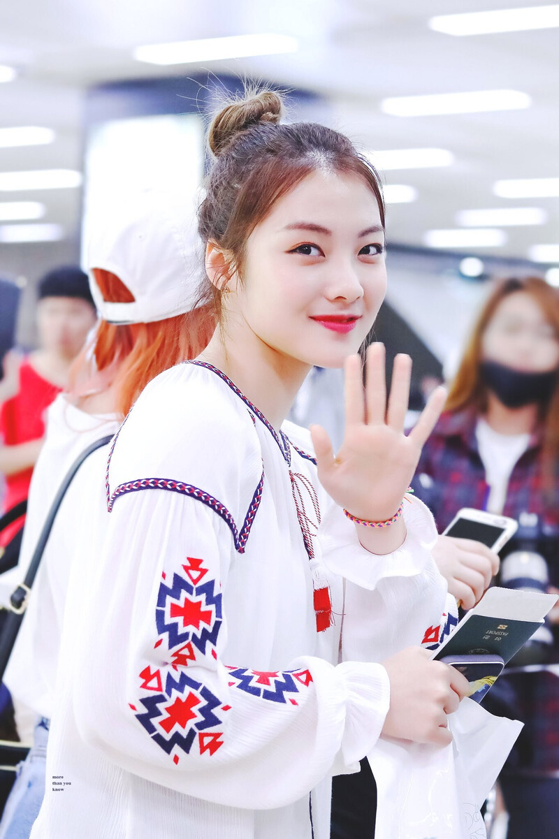 180514 Weki Meki Lucy at Gimpo Airport documents 2