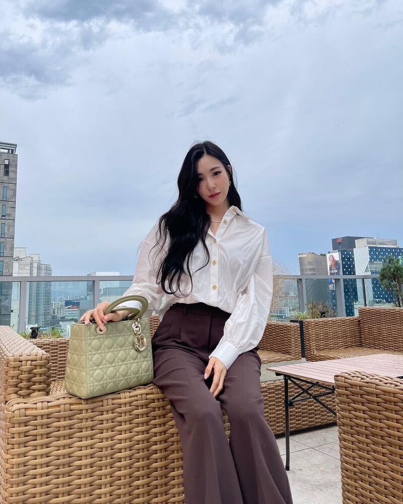 221006 SNSD Tiffany Young Instagram Update documents 2