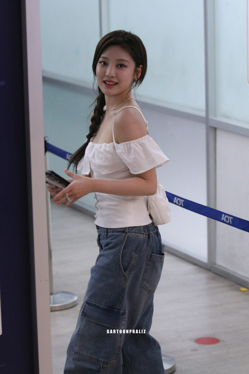 230325 aespa Ningning - Suvarnabhumi Airport documents 4