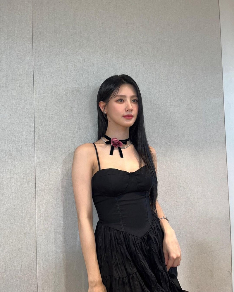 230609 - (G)I-DLE Miyeon Instagram Update with Joohoney documents 10