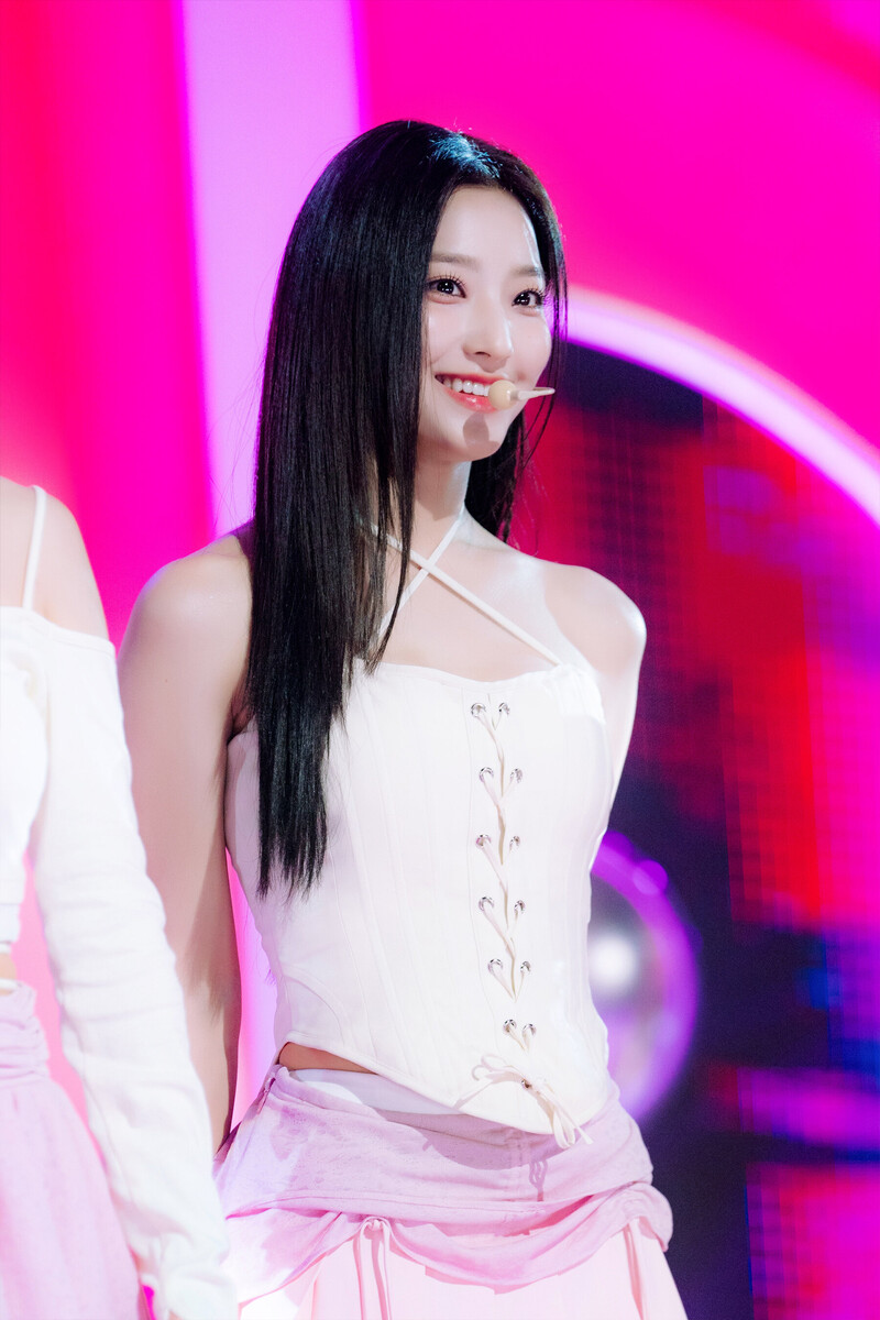 230611 fromis_9 Saerom - ‘#menow’ at Inkigayo documents 2