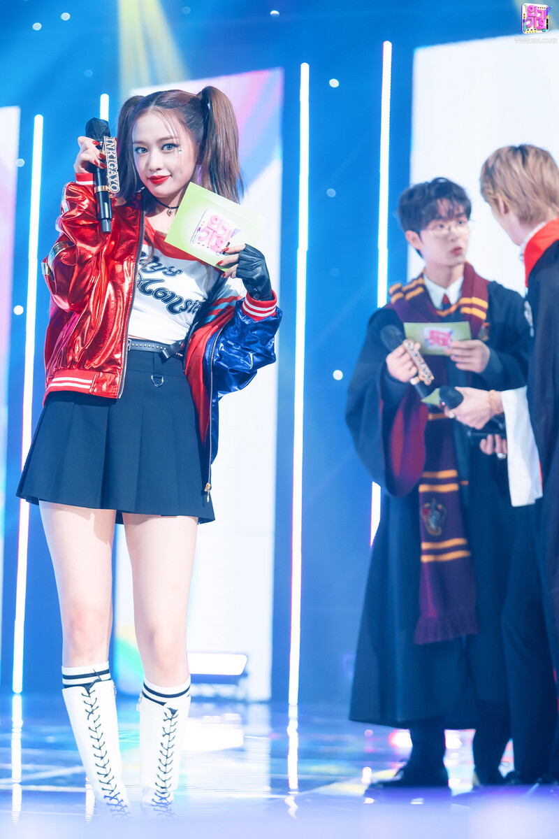 211031 Inkigayo MC's Yujin, Jihoon & Sungchan documents 21