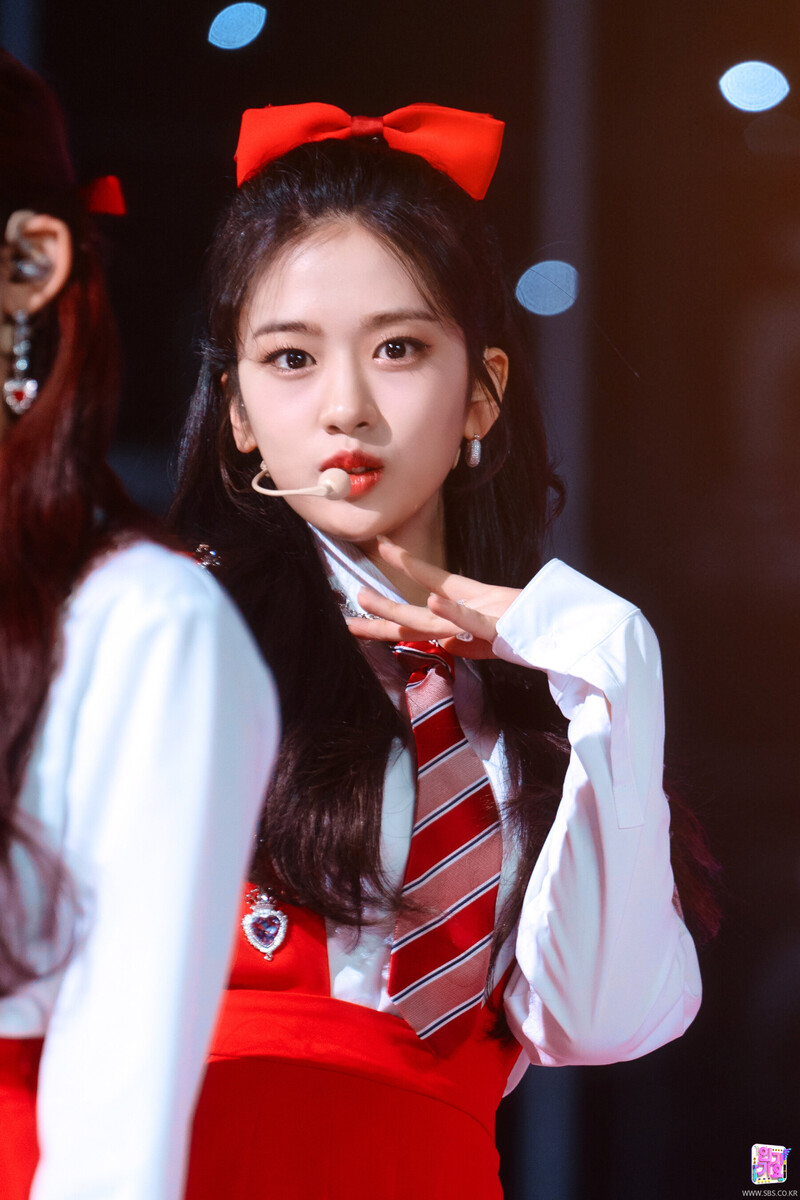 220501 IVE Yujin - 'LOVE DIVE' at Inkigayo documents 2