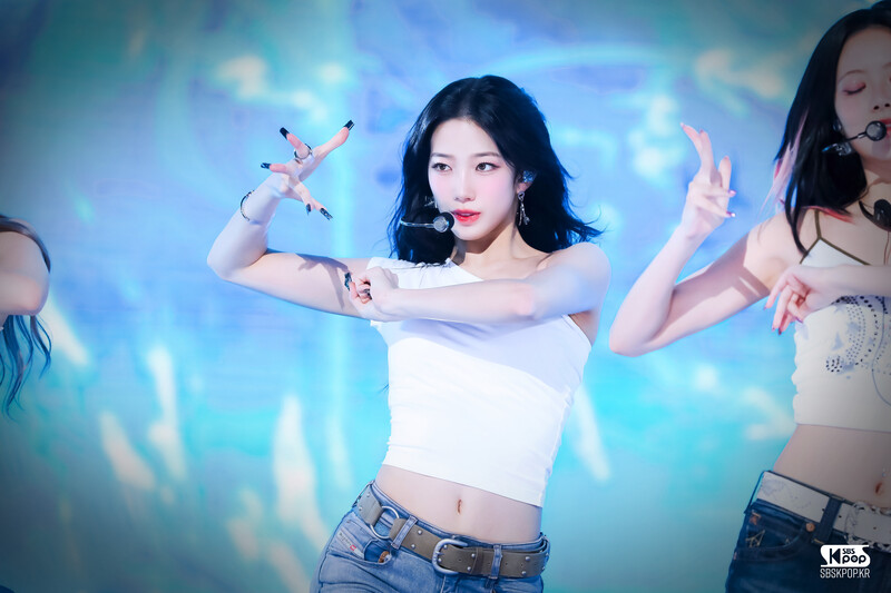 240901 LE SSERAFIM Kazuha - 'Crazy' + '1-800-hot-n-fun' at Inkigayo documents 2