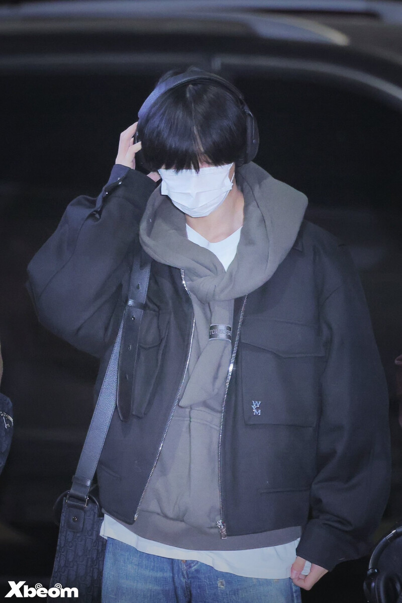 250103 TXT Beomgyu at Incheon Airport documents 5