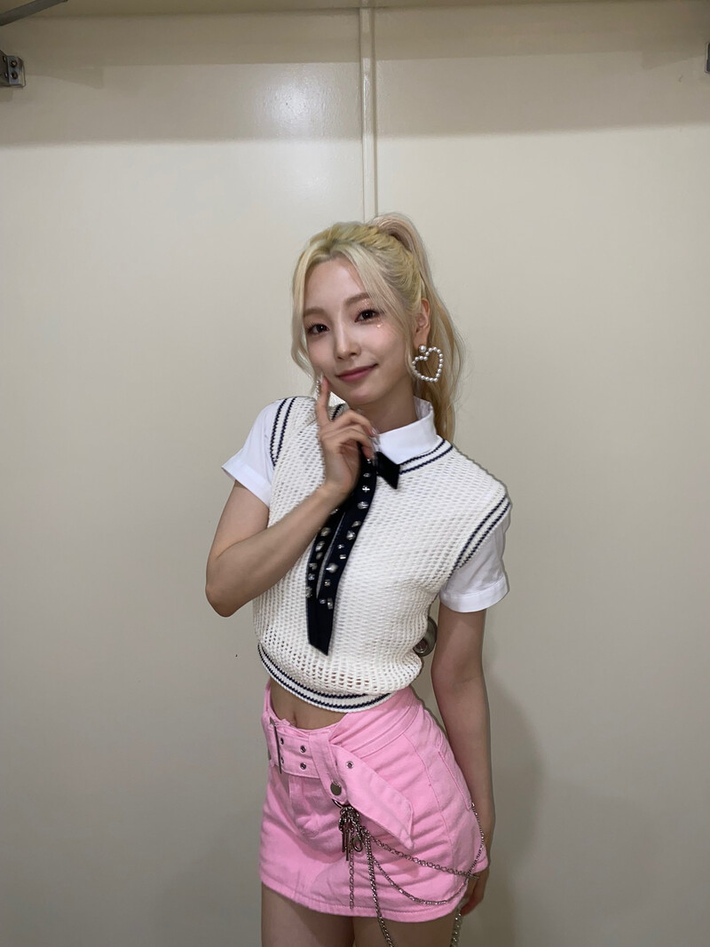 220831 Rocket Punch Twitter Update - Yeonhee documents 2