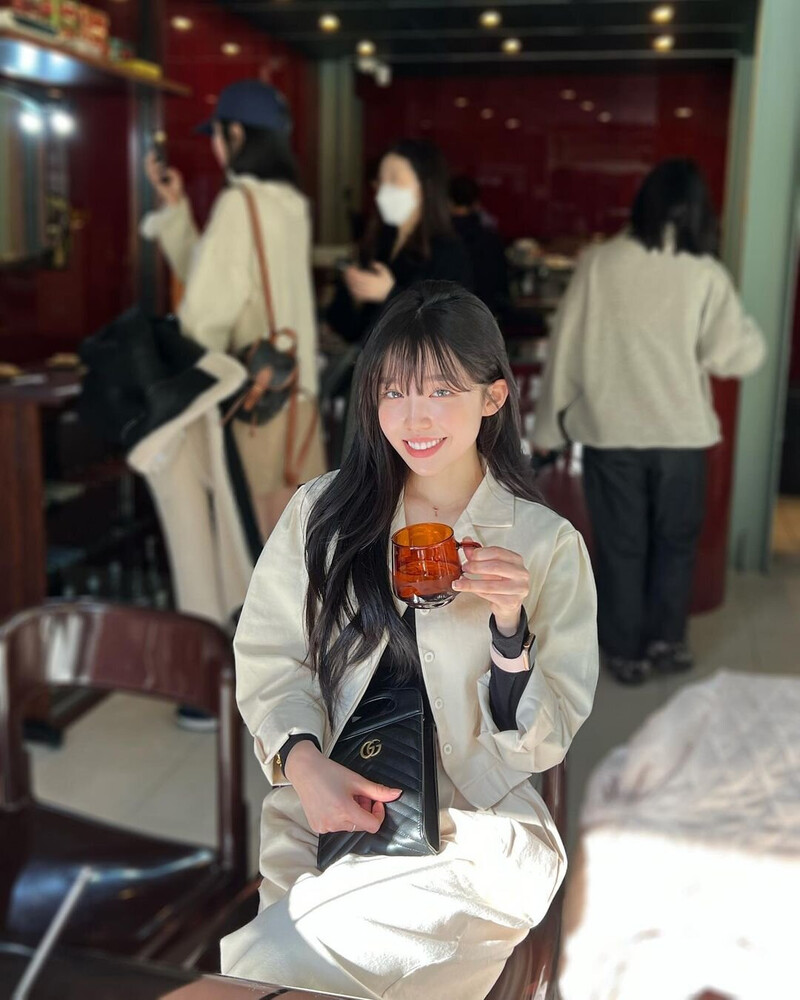 230221 - Minji Instagram Update documents 2