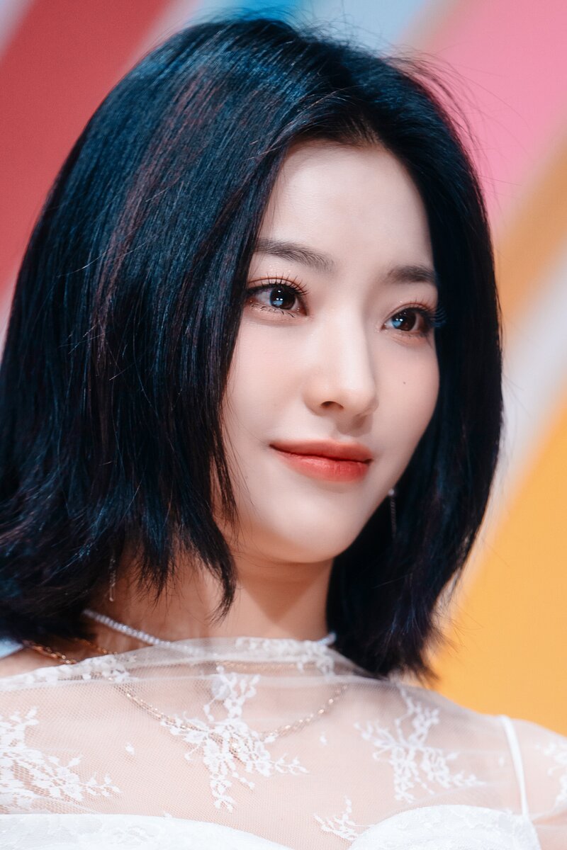 220123 fromis_9 Saerom - 'DM' at Inkigayo documents 18