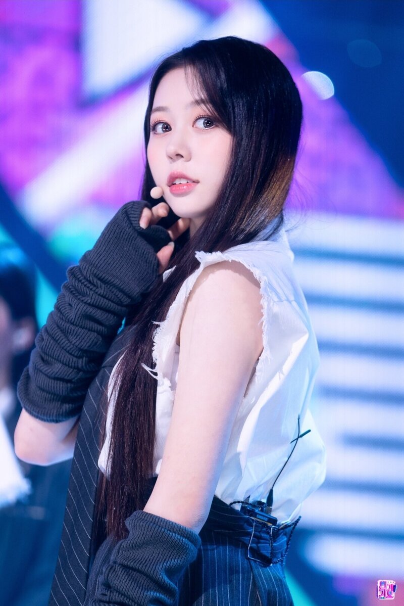 221109 Acid Angel From Asia at SBS Inkigayo documents 11