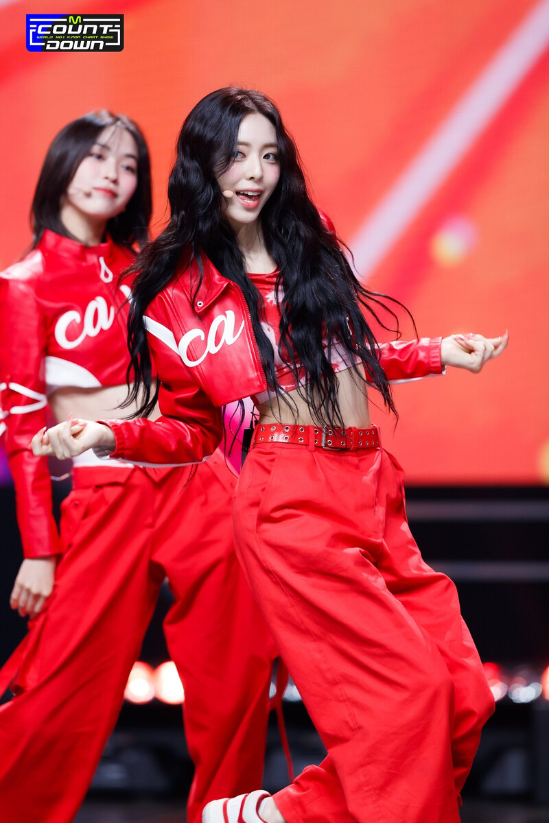 230810 ITZY Yuna - 'CAKE' at M COUNTDOWN documents 8