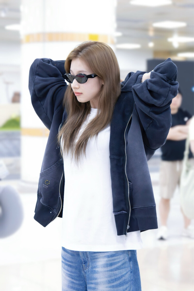 240716 TWICE Sana at Gimpo International Airport documents 8