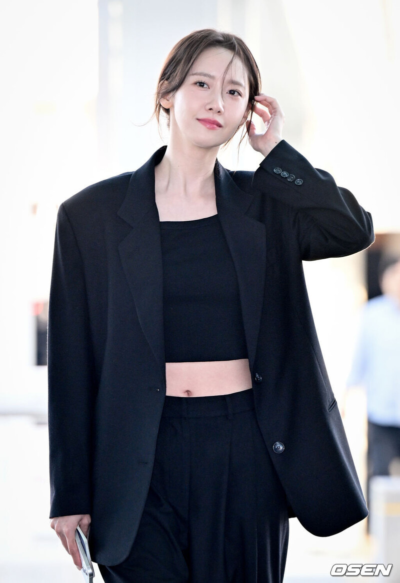 240927 YOONA at Incheon International Airport documents 4