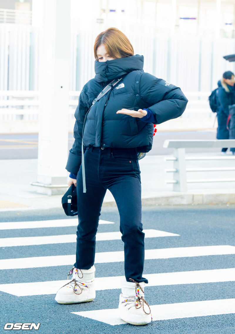 250102 Jeon Somi at Incheon Airport documents 3