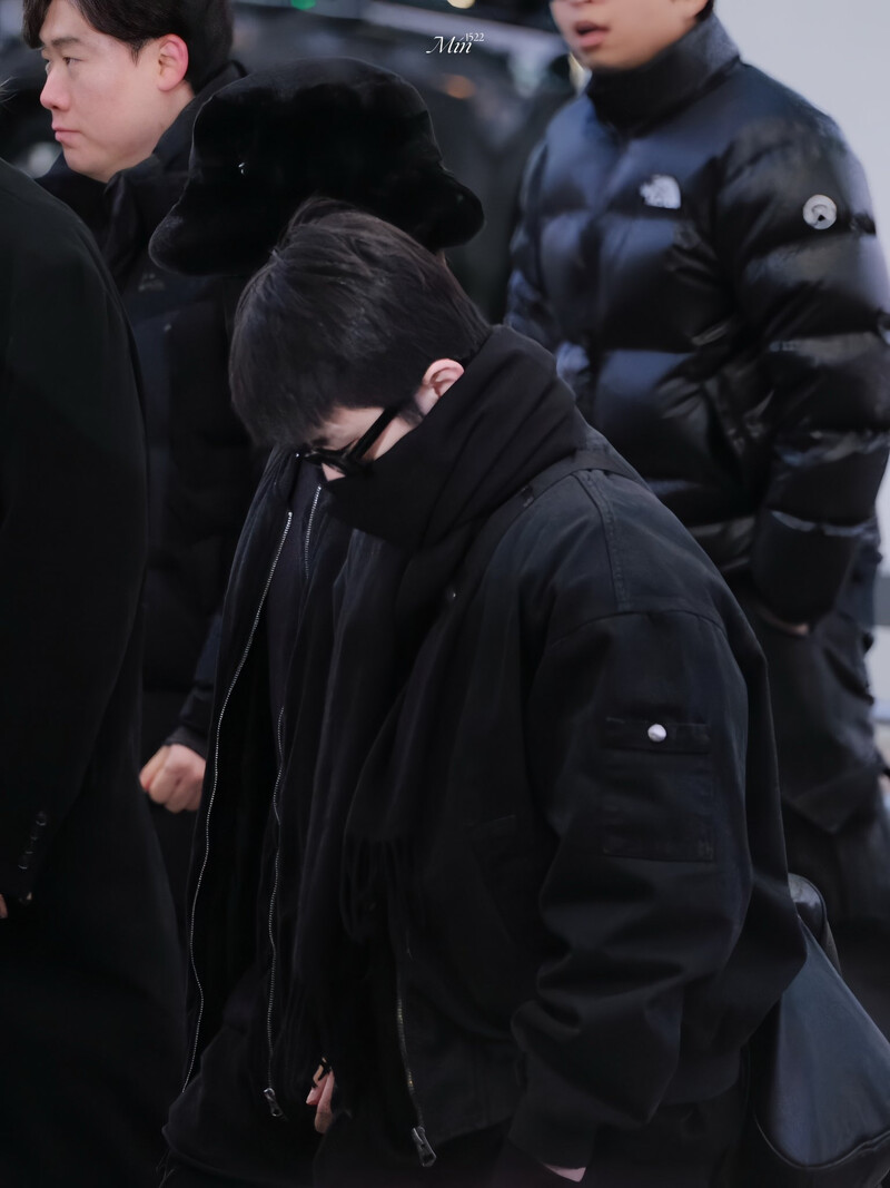 250103 SEVENTEEN Woozi at Incheon International Airport documents 6