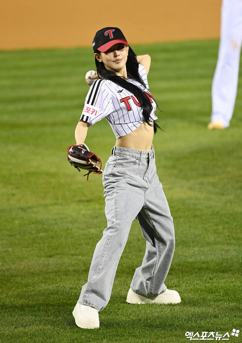 (G)I-DLE's Miyeon throws First Pitch for LG Twins documents 4