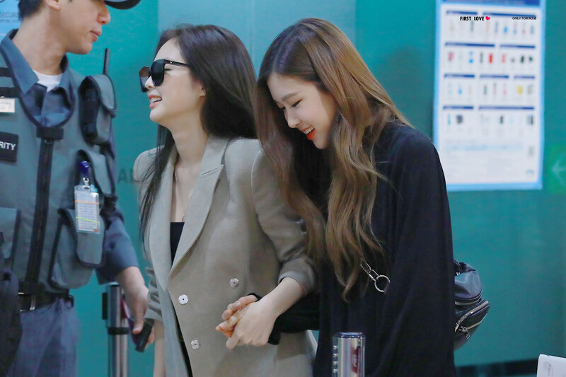 180420 - JENNIE Airport documents 26