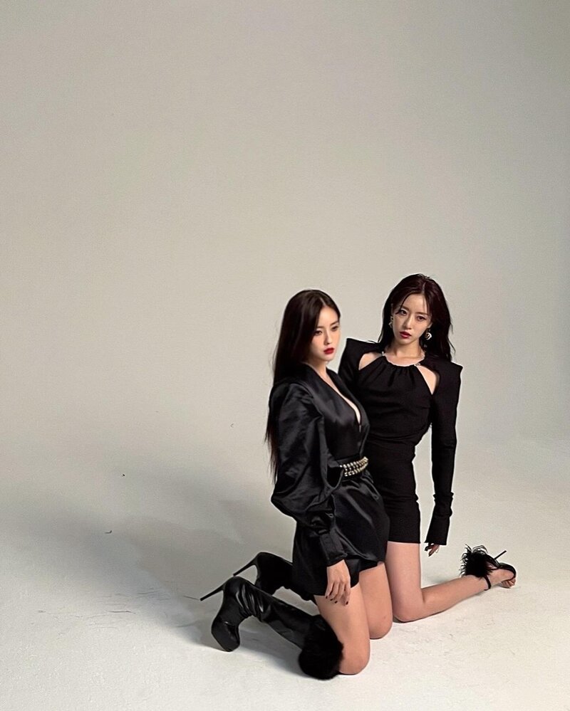 211110 T-ara Hyomin  & Eunjung Instagram update documents 1