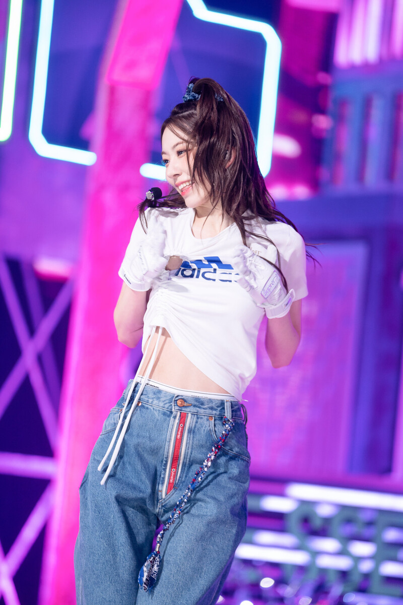 221023 LE SSERAFIM Sakura - 'ANTIFRAGILE' at Inkigayo documents 7