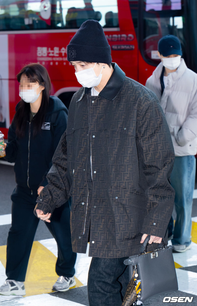 241220 Stray Kids Bangchan at Incheon Airport documents 1