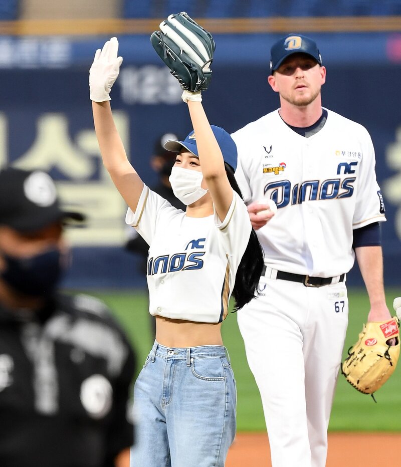 210514 EVERGLOW Sihyeon - First Pitch for NC Dinos documents 7
